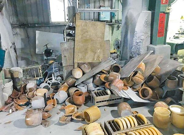 刑事局27日宣布破獲張姓男子為首的靈骨塔詐騙集團，逮捕15名嫌犯，張等12人收押。警方在張位於板橋的公司倉庫，查獲大量劣質的骨灰罈。（警方提供／胡欣男台北傳真）