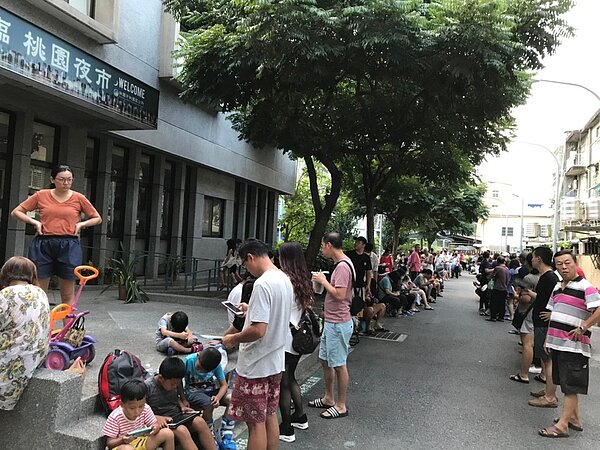 桃園夜市券原採排隊領取，吸引民眾1、2點就去排，加碼的4萬4千份，8月中改採網路抽籤。圖／經發局提供
