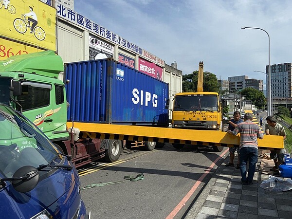 汐止新台五路與南興路口,27日上午發生聯結車撞毀限高架事故。圖/汐止區公所提供