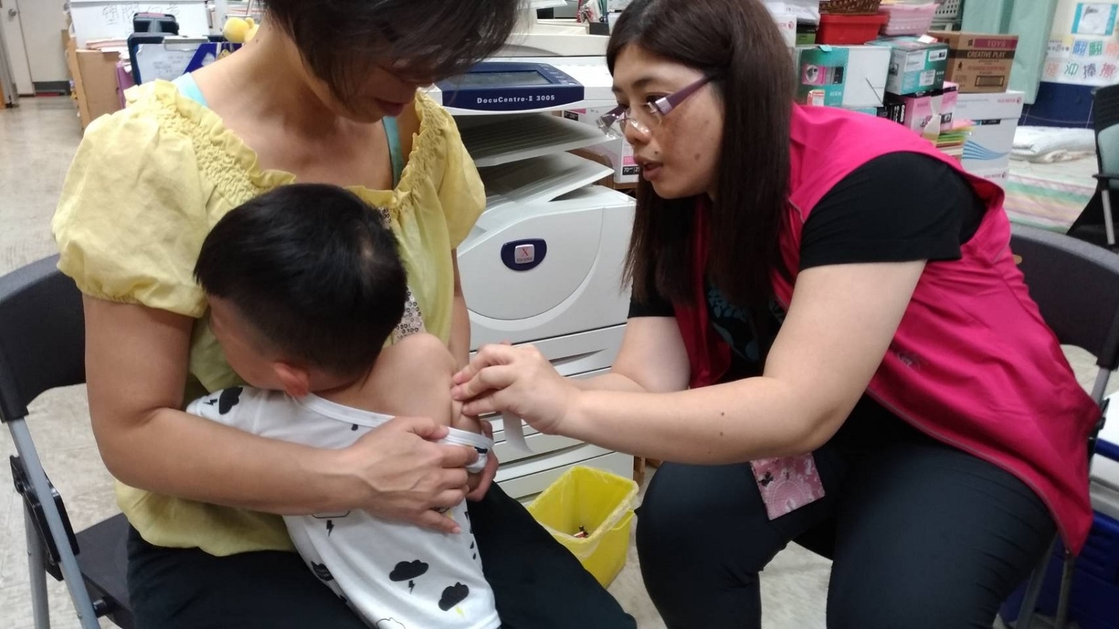 日本腦炎流行季國內多例確診，提醒父母盡速攜幼兒按時接種疫苗。圖／新竹市衛生局提供