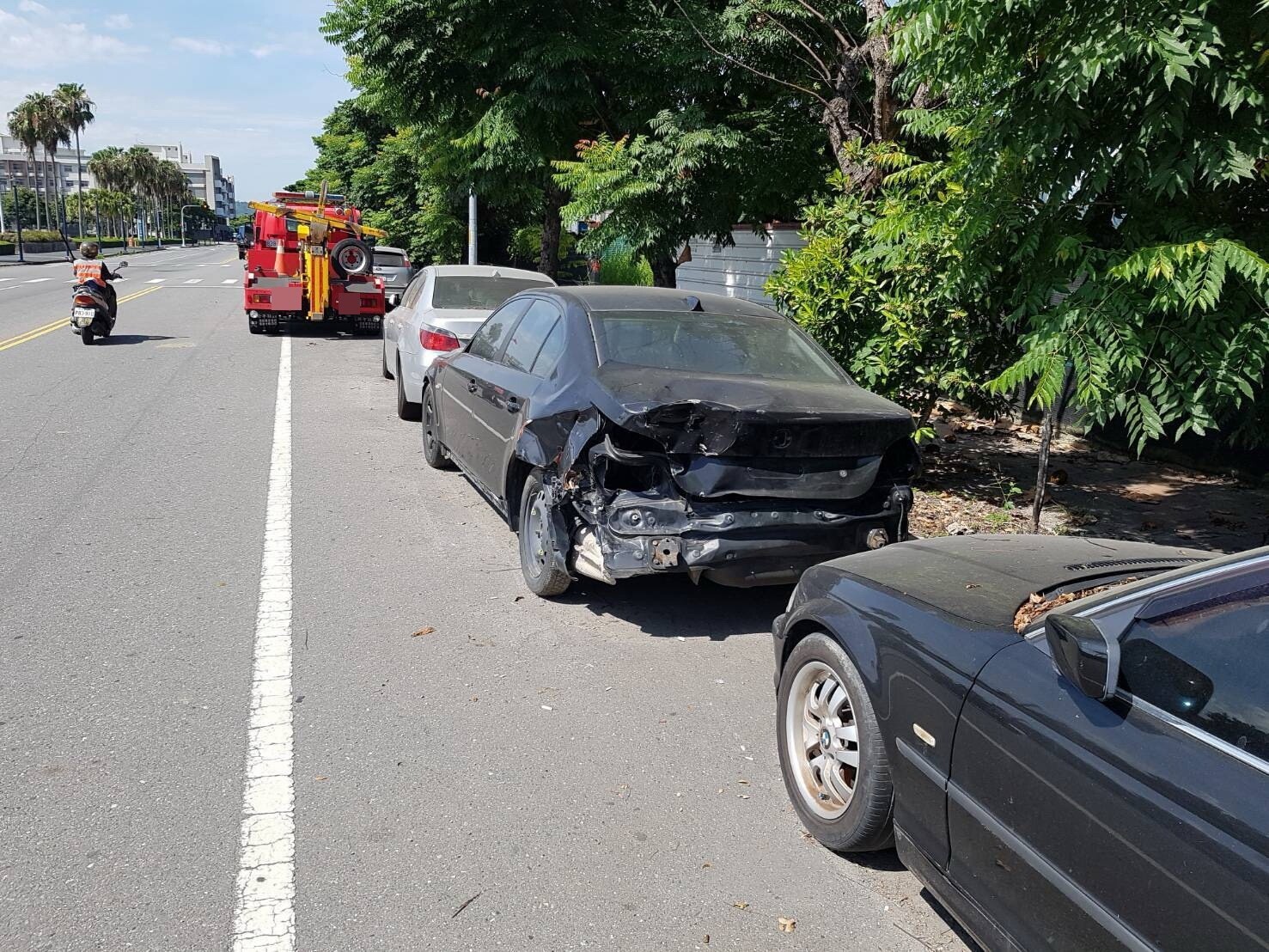 廢棄車輛占用公路。圖/台東縣環保局提供