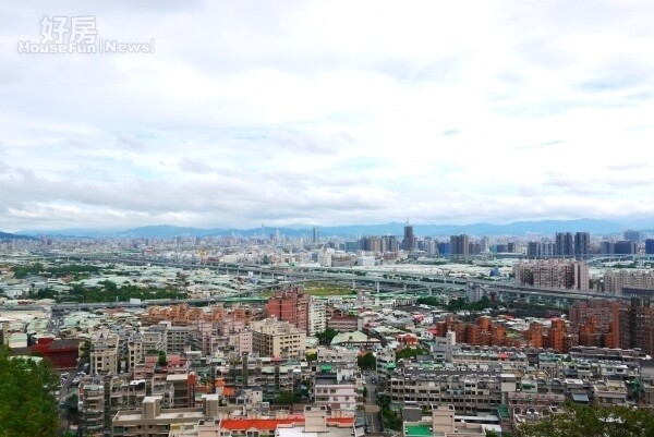 水碓觀景公園天氣好的時候可遠望整個大台北盆地。圖／好房網News記者李宗隆 /攝影