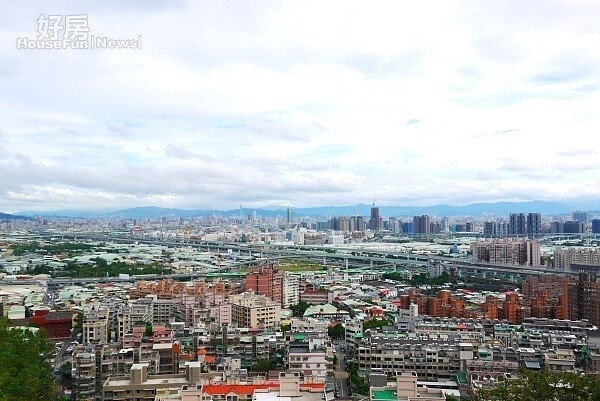 水碓觀景公園天氣好的時候可遠望整個大台北盆地。圖／好房網News記者李宗隆 /攝影