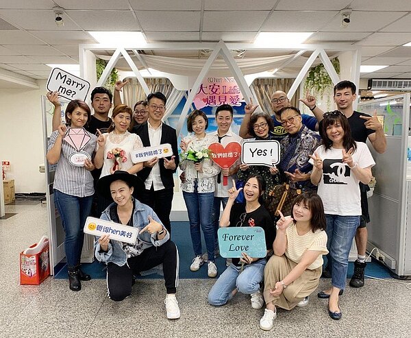 王瞳、艾成在教會親友見證下登記結婚。圖/摘自臉書