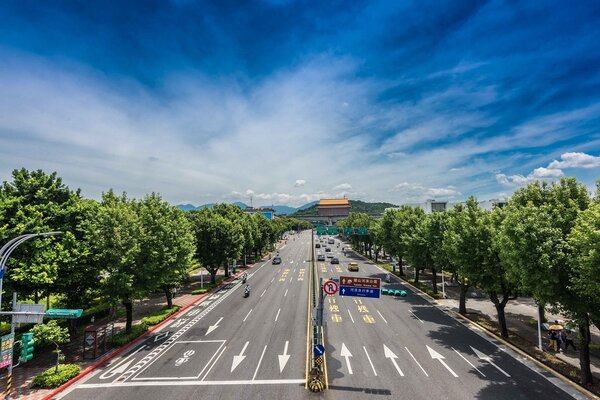 中山國小站捷運加持利多，又能遠眺圓山大飯店，生活圈機能佳。