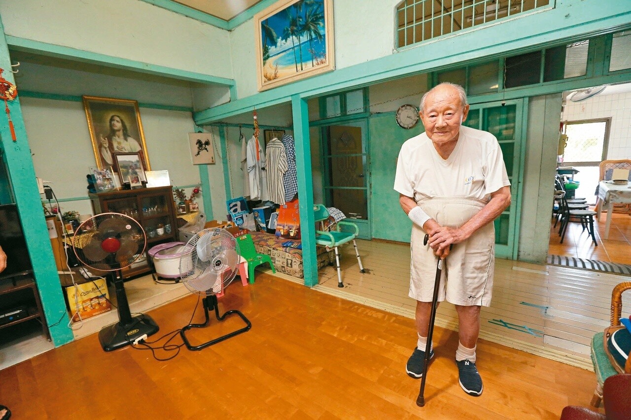 舞台劇導演金士傑父親金英今年105歲，大半人生都住在屏東共和新村，如今眷村面臨拆除讓他十分不捨。 記者劉學聖／攝影