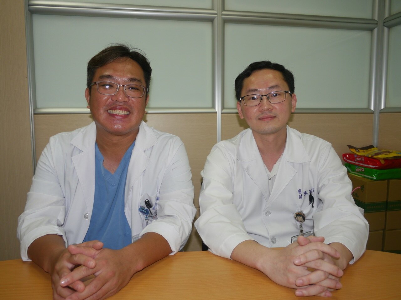 旗山醫院腎臟內科醫師陳河卿(右)、胸腔內科醫師李文銘(左)合力搶救遭蜂螫的病患生命。記者徐白櫻/攝影