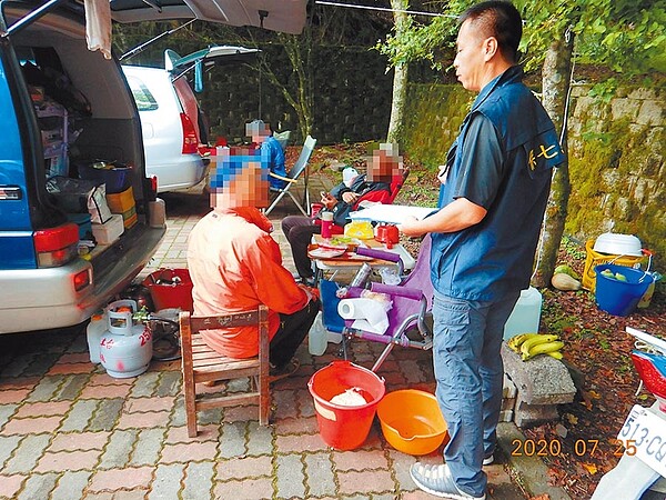 部分遊客支付100元停車費進入大雪山國家森林遊樂區停車場，即擺出摺疊桌椅、瓦斯桶等泡茶野炊。（東勢林管處提供／王文吉台中傳真）