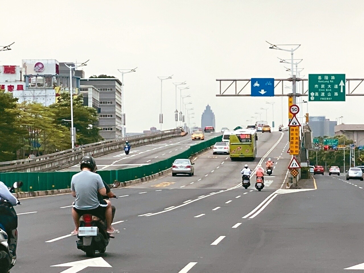 台北市議員李明賢建議，趁民權大橋整建時增設匝道，連結民權大橋與堤頂大道，應有助改善內科交通。記者陳惠惠／攝影 