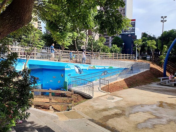 林口廣停四噴水池公園增設無障礙坡道。圖/新北市政府提供