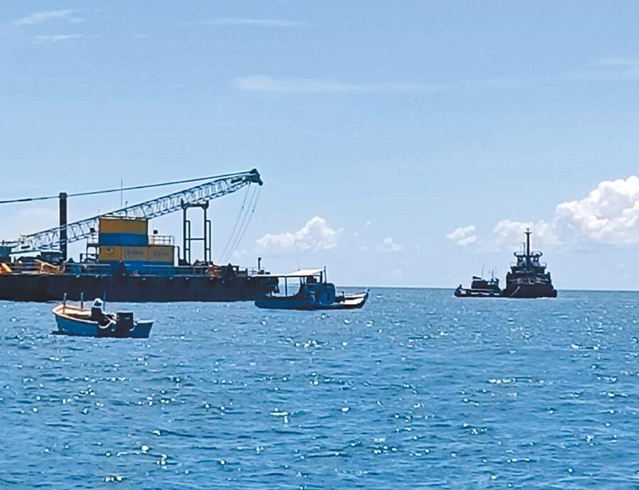 雲林縣離岸風場工程引發爭議,漁船阻撓風場工作船施工。(漁民提供)