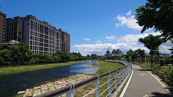 桃園一級推案戰區－小檜溪重劃區因擁有青溪親水公園，加上美式棋盤式規劃，吸引大批建商插旗推案，目前該案有10多個新建案在線銷售。記者陳美玲/攝影 