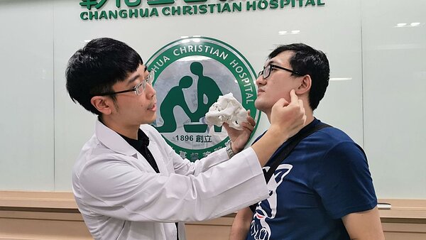 彰化市26歲林姓男子今年3月騎機車戴4分之3罩安全帽與小貨車發生車禍, 造成顏面多處骨折(右),經醫師林楠瑾進行左側下顎骨髁頭區骨折復位以及固定手術,才復原。圖/彰化基督教醫院提供
