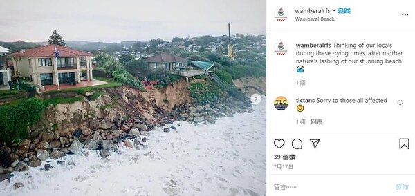 澳洲新南威爾省一處社區的海岸豪宅地基遭大浪侵蝕掏空，房屋本體可能倒塌落入海中。圖取自instagram @wamberalrfs