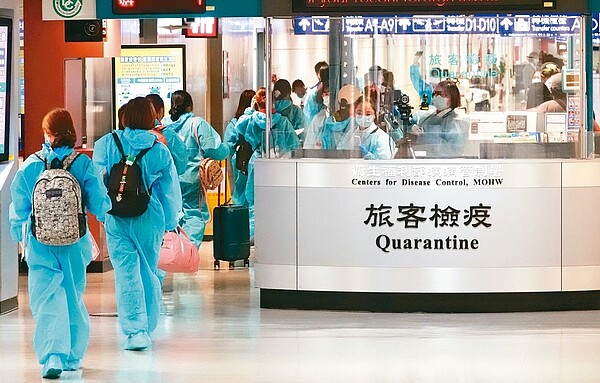 國際新冠肺炎疫情持續延燒,桃園機場入境旅客昨身穿防護衣,通過發燒篩檢站。記者陳嘉寧/攝影