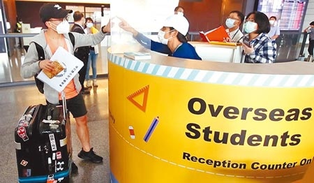 教育部不再以開學日做為境外生入境的臨界點。圖為1名香港學生在機場報到。（本報資料照片）