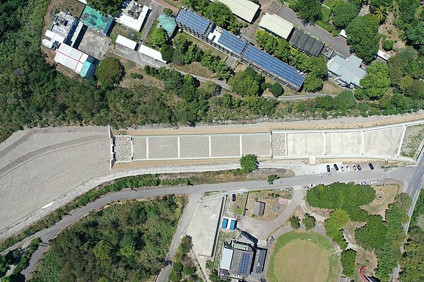 農委會水保局台東分局去年底發包整治海端鄉野溪工程，今年6月完工，未料「三面光工程」遭環團質疑對生態不友善。記者尤聰光／翻攝