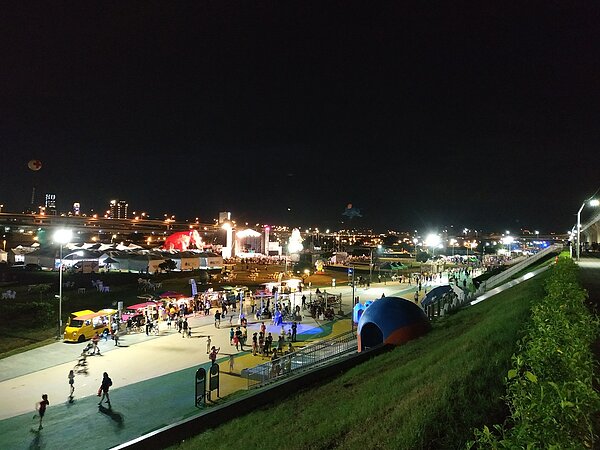 新北「熊猴森樂園」大受歡迎,夜間加碼延長1小時。圖/新北市政府提供