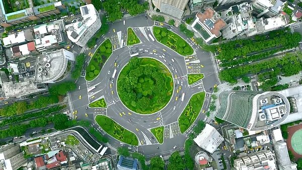 不愛靜巷獨愛臨馬路房子的民眾透露,物件臨的路越大條越值錢,像是仁愛路!圖/截自《台北市政府YouTube》