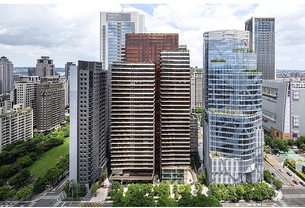 台中歌劇院夏綠地園道「丽格」外觀落架,蜂巢玻璃帷幕格窗驚豔台中天際線,與「宝格」、中信金台中大樓,形成大陸建設在七期的國際建築聚落街廓。