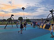 新北「熊猴森樂園」大受歡迎　夜間加碼延長1小時