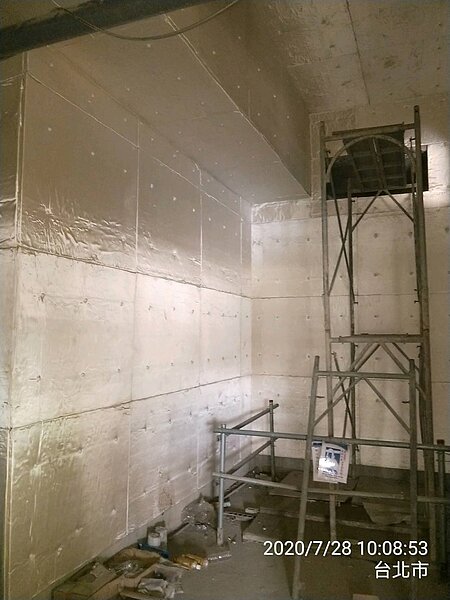 經查後,大巨蛋內仍有13處機房的隔音棉未拆,遠雄再遭建管處開罰6萬5千元。圖/截自台北市建管處