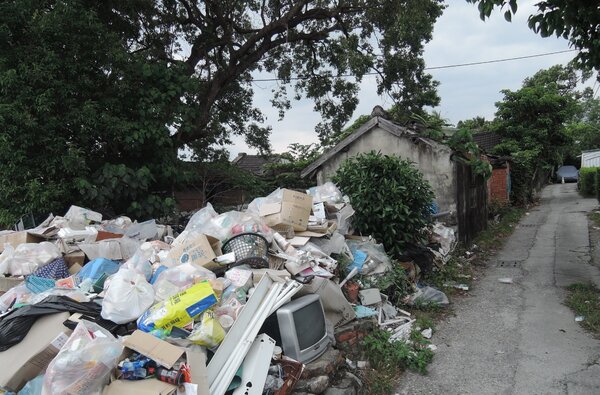 資源回收物堆置環境髒亂阻交通，最高可罰6千元罰鍰。圖／台東縣環保局提供
