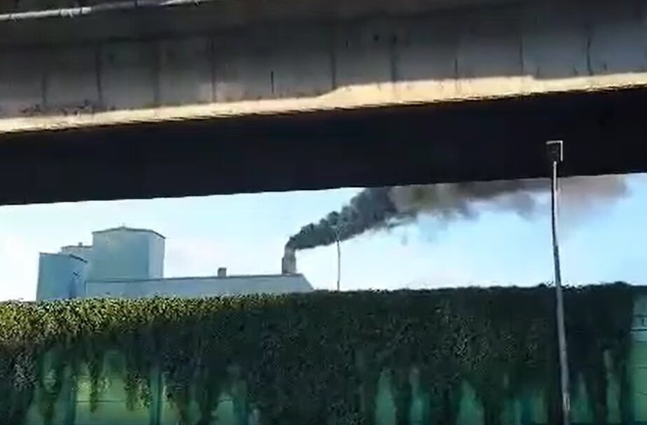 新北市環保局29日獲報,汐止一間瀝青廠冒出濃濃黑煙,立即派員前往調查。圖/新北市環保局提供