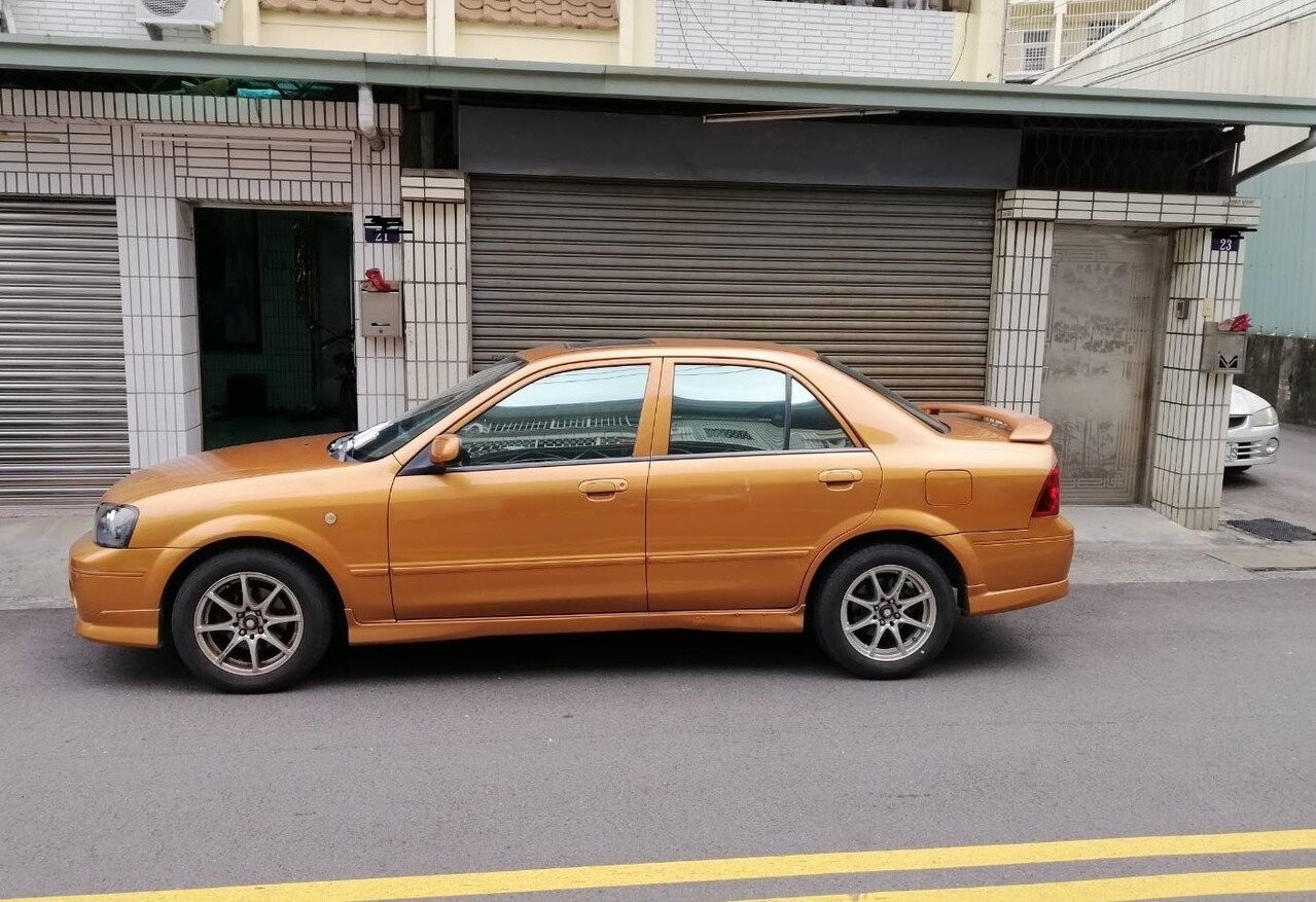 這輛轎車停在大里區一處巷內,因被認為擋住住戶出入,警方因此予以開單處罰。圖/民眾提供