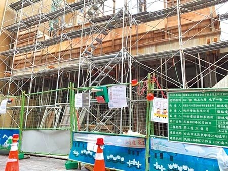 台南市東區大學路昨日下午2時許發生1起工地意外，1名工程師因不慎跌倒，遭鋼筋穿過頸部，隨即送至成大醫院搶救。（李宜杰攝）