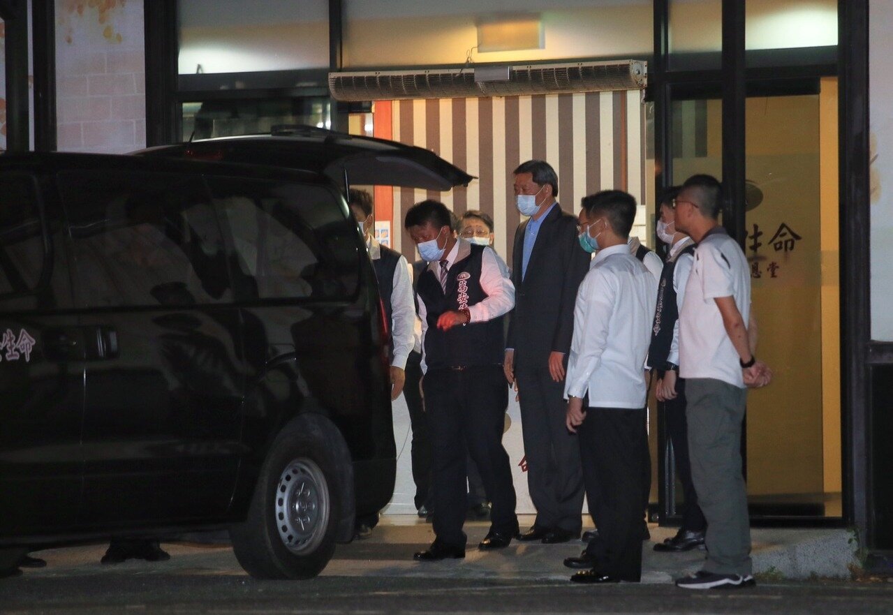 前總統李登輝昨天在北榮逝世,遺體從病房移至懷遠堂,辦公室主任王燕軍(右三)一路伴隨。記者潘俊宏/攝影