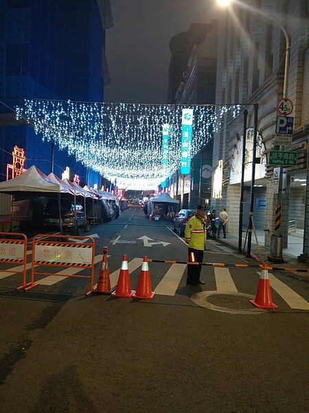 台北市觀傳局今年2月8日至16日舉辦台北燈節活動,市議員秦慧珠接獲義交陳情,其中「省城隍廟燈區」的活動結束5個月,市府竟還積欠21萬元義交協勤費。圖/秦慧珠辦公室提供