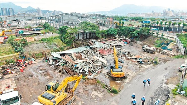 新北市強力執行五股垃圾山拆除專案，導致排擠其餘拆除案執行率。（新北市工務局提供）