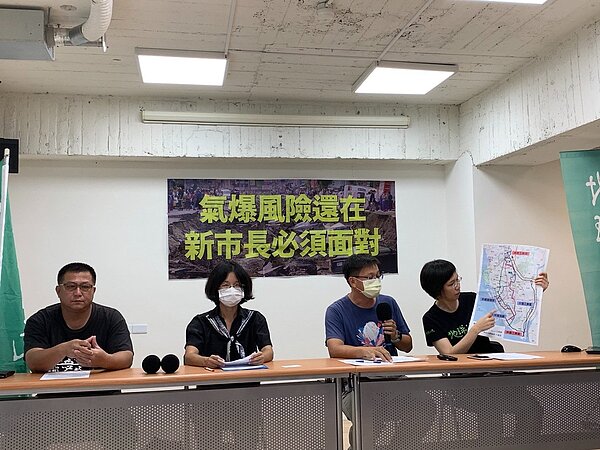 地球公民基金會、大社環境守護聯盟與金煙囪文化協進會舉行「氣爆風險還在，新市長必須面對」記者會。記者徐如宜／攝影