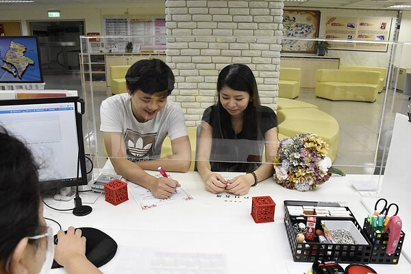 台灣今年前半年首次出現「死亡多於出生」，但新北市人口持續正成長，上半年人口仍增加7950人。圖／民政局提供