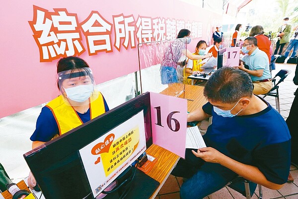 第二批綜合所得稅退稅今天入帳,今年九成五退稅是直接撥入納稅人帳戶。圖為綜合所得稅申報情形。報系資料照/記者杜建重攝影