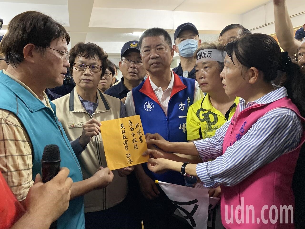 反對學甲第六公墓設動保教育園區的居民今天到台南市政府抗議。記者鄭維真／攝影