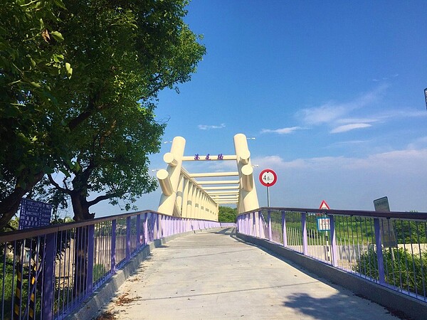 台南市「二仁溪跨越港尾溝溪防汛橋梁工程」獲得國家卓越建設獎最佳規畫設計類優質獎。圖/水利局提供