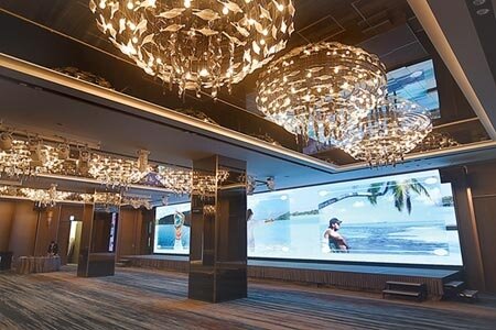 COZZI Blu和逸飯店.桃園館的宴會廳,主舞台設置寬達19公尺、766吋超大型無接縫螢幕,吊燈則是以魚群飛躍為意象設計。圖/姚舜