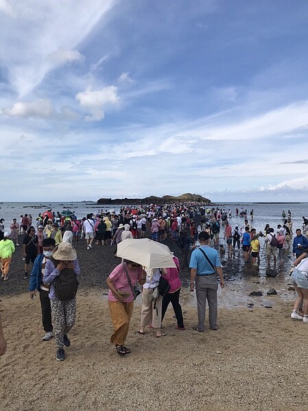 暑假旅遊旺季，澎湖人潮洶湧。圖／聯合報讀者提供