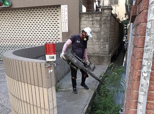 桃園市爆發本土登革熱疫情，擴大至13例確診，防疫人員加強戶外消毒工作。圖／桃園市衛生局提供