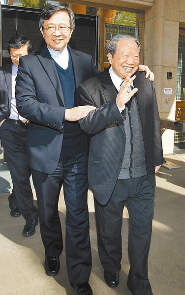 2012年1月17日,台灣高等法院審理太平洋集團章民強(右)要求返還太流公司股票案17日更一審宣判,高院合議庭認定李恆隆持有的SOGO股票是太百出資擁有,他與兒子章啟明(左)聆聽判決後強調並沒有輸,只是還有爭議點要查清楚再上訴。(中時電子報資料照片)