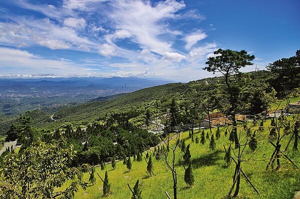 前總統嚴家淦葬於五指山國軍示範公墓特勳區,前行政院長郝柏村、前國防部長蔣仲苓等軍方高階將領均安葬於其下方。(杜宜諳攝)