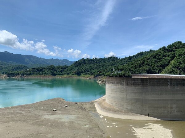 台南曾文水庫蓄水量只有2成4，比往年同期少很多，水情嚴峻。圖／台南市府提供