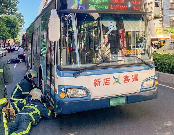 台北市中山區復興北路上今天下午發生騎士死亡車禍。記者蔡翼謙/翻攝