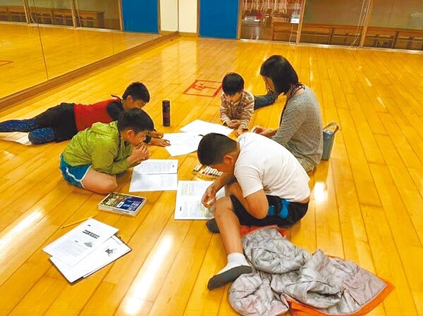 新北市學校社工師招募狀況低靡,迄今10個缺額補不滿,社工師工作量繁重,還得在各校奔波。(新北市教育局表示提供/許哲瑗新北傳真)