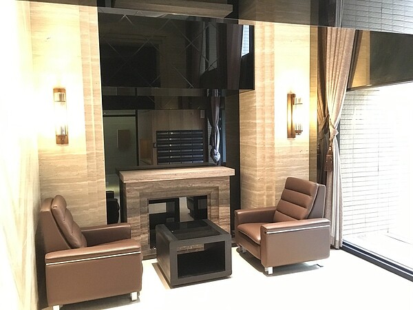 建管處之前查到私宅占用停車空間,作為門廳使用。圖/北市建管處提供