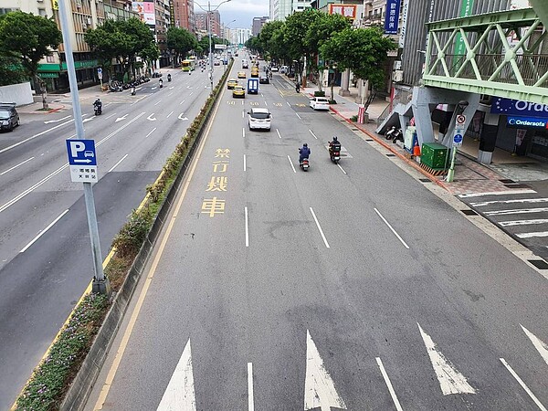 北市交通局委託專業單位分析,開放第3車道行駛機車後,各類型事故均增加,又以小型車與機車事故增加最多。 圖/聯合報系資料照片