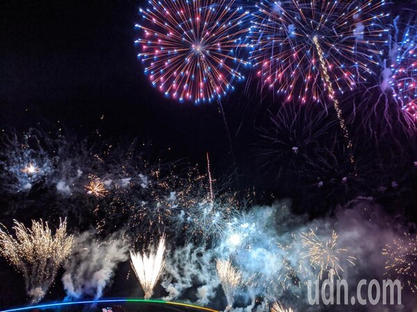 2020澎湖國際海上花火節，今年吸引大批遊客，塞爆澎湖。圖／聯合報系資料照片 