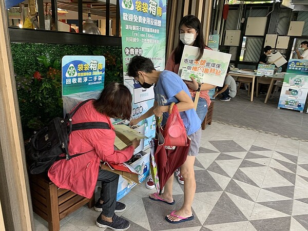 民眾使用不塑市場免費提供的re BAG也享有優惠。圖/新北市環保局提供
